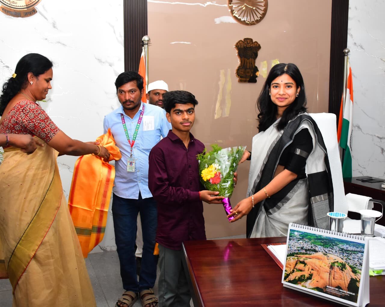 ప్రతిభ కనబర్చిన విద్యార్థులకు జిల్లా కలెక్టర్ అభినందన 